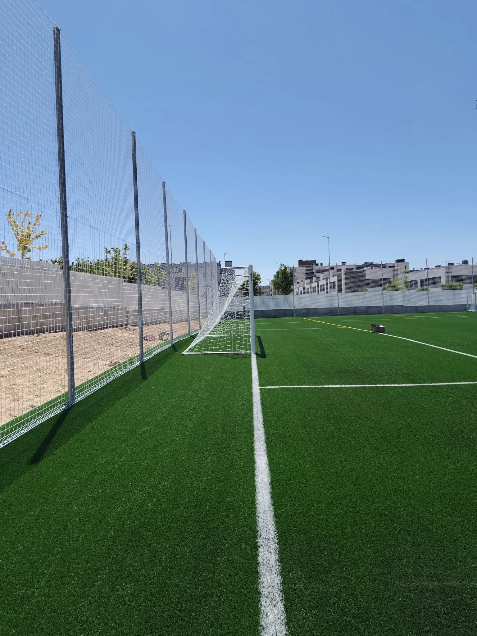 Campo de fútbol con instalación deportiva de AIDAMAR INNOVA